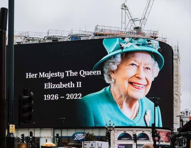 Queen Elizabeth ll image Shows Queen Elizabeth ll poster along with birth and death year